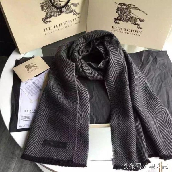 巴宝莉经典围巾男士各种带法,巴宝莉经典羊绒围巾配大衣