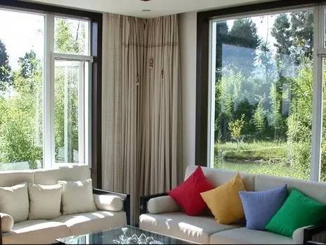 玻璃窗掉落砸伤人算谁的责任,晒衣服坠落