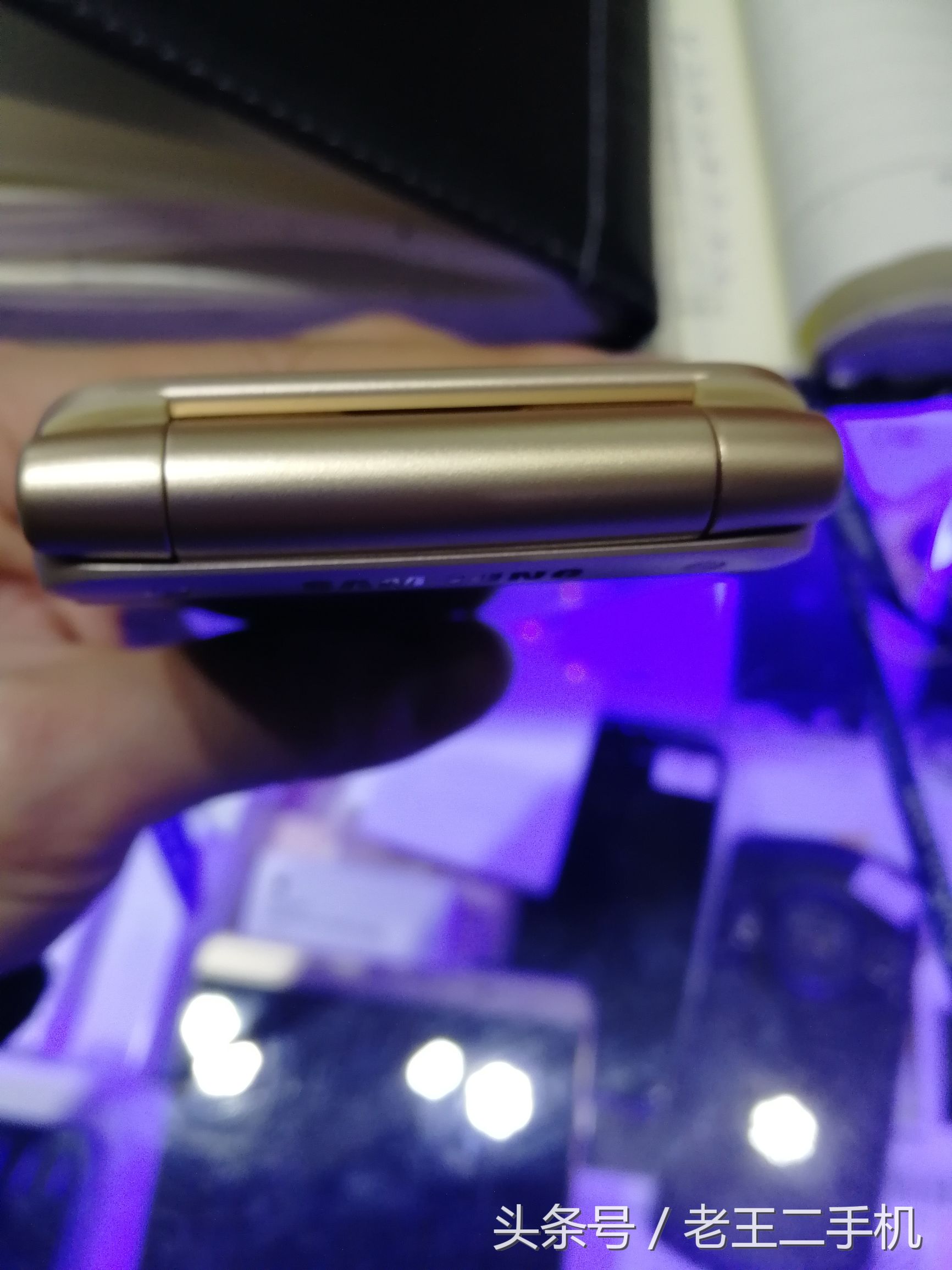 作为成功人士,三星大翻盖w2019你该如何选择