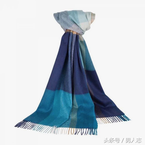 巴宝莉经典围巾男士各种带法,巴宝莉经典羊绒围巾配大衣