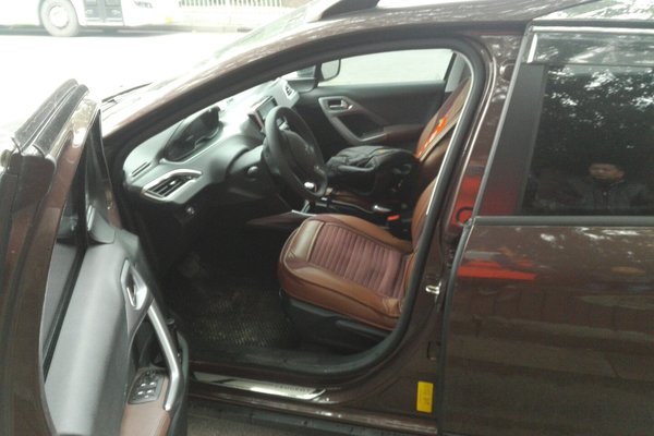 标致-2008，油液位及品质正常，油封不泄露线路管无剥落