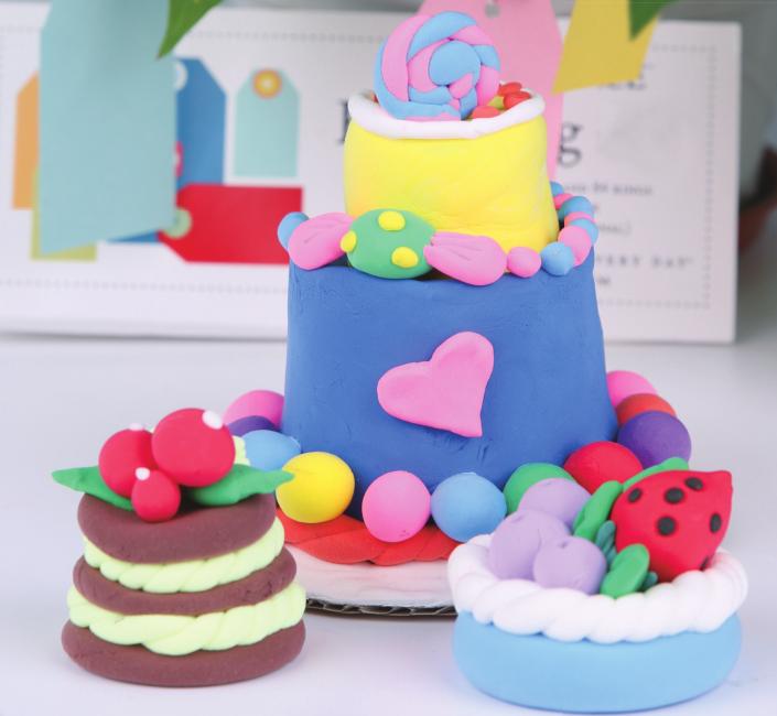 孩子过生日妈妈送蛋糕去幼儿园,幼儿园宝贝过生日家长送蛋糕