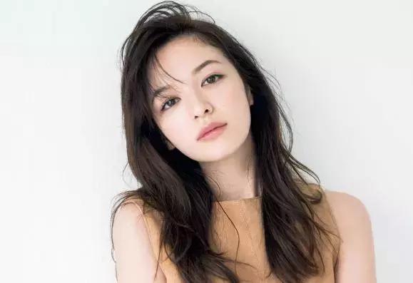 刘海尴尬期怎么扎简单好看,刘海长了尴尬期怎么办