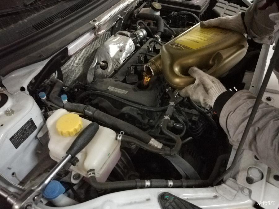 修车师傅往汽油加白糖,修车师傅往机油里加水