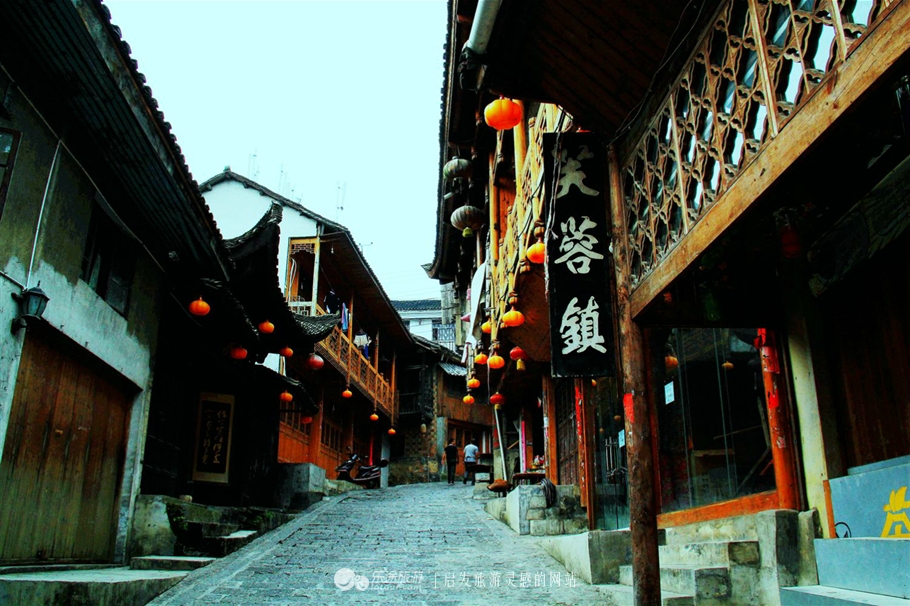 挂在瀑布中的千年古镇,挂在瀑布上的古镇芙蓉旗