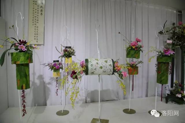 经历着狂风暴雨,经历了狂风暴雨就没法忍受