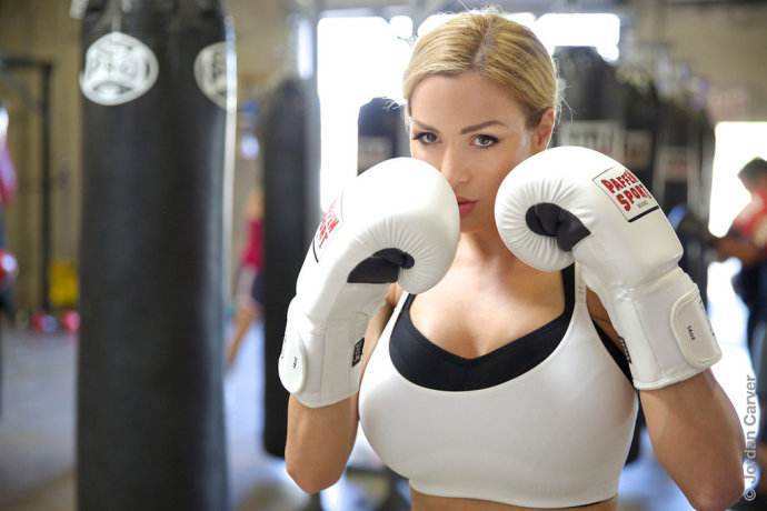 2个乔丹比球技！名模G奶女神秒杀篮球之神（福利图）