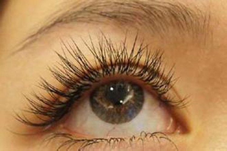 掉进眼睛的睫毛去哪了,睫毛掉在眼睛里怎么快速弄出来