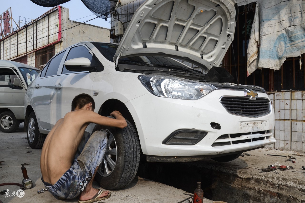 修车师傅往汽油加白糖,修车师傅往机油里加水