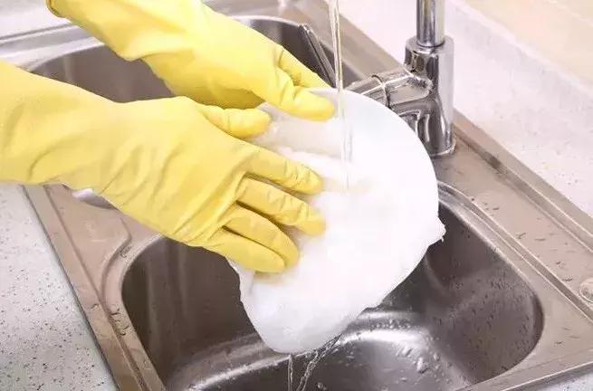 长期食用洗洁精致癌是真的吗,洗洁精跟洁厕液一起用会中毒吗