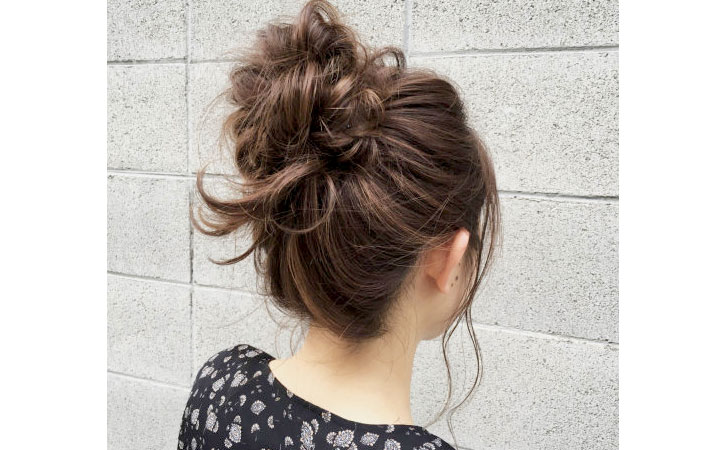 丸子头怎么扎好看又蓬松中长发,杨幂花瓣丸子头的简单扎法蓬松