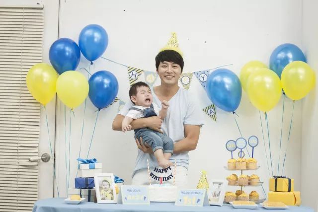 孩子过生日妈妈送蛋糕去幼儿园,幼儿园宝贝过生日家长送蛋糕