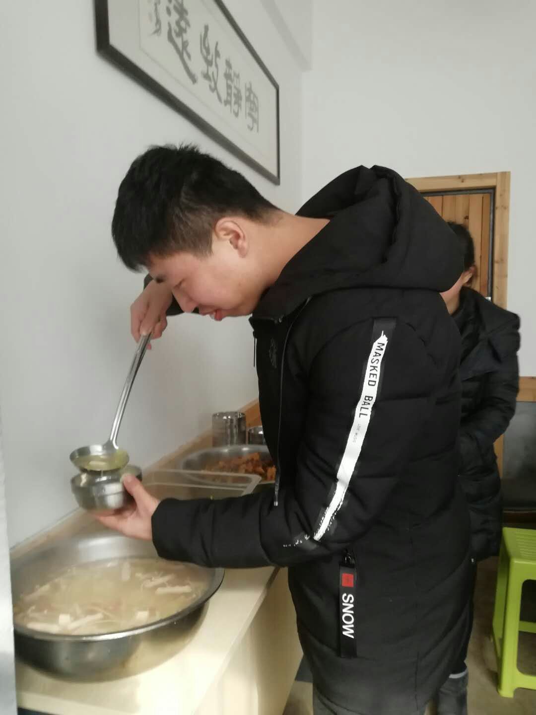 “最强大脑”周玮在绵阳享受快乐时光