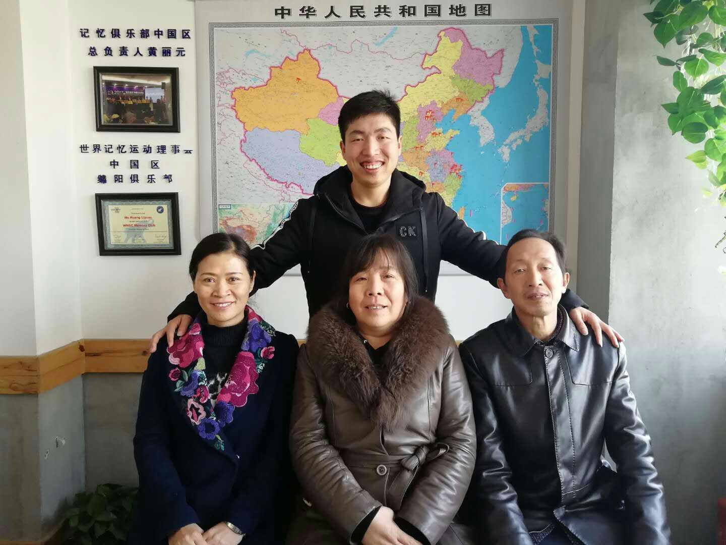 “最强大脑”周玮在绵阳享受快乐时光