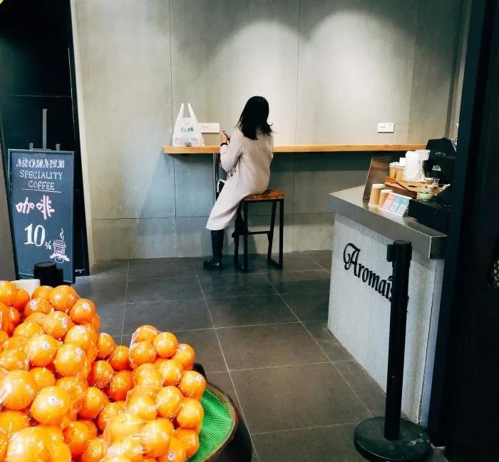 水果店咖啡、菜场咖啡、看魔都这些小窗咖啡店肉搏星爸爸!