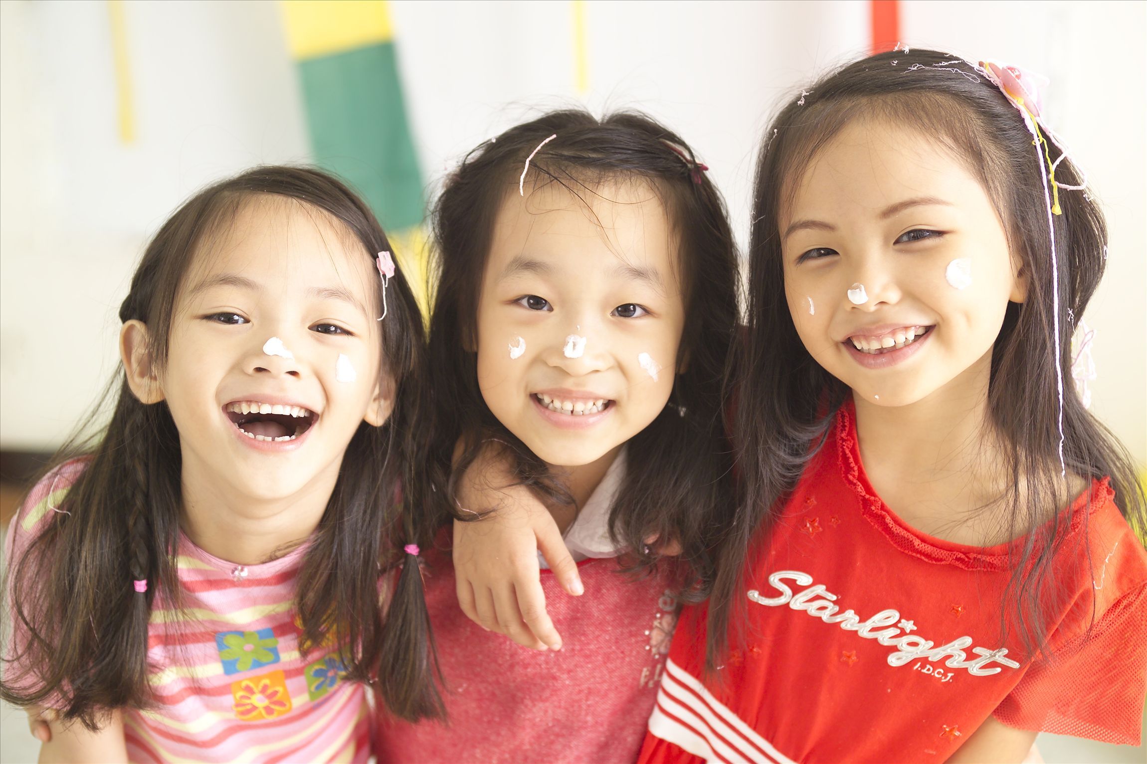 孩子过生日妈妈送蛋糕去幼儿园,幼儿园宝贝过生日家长送蛋糕