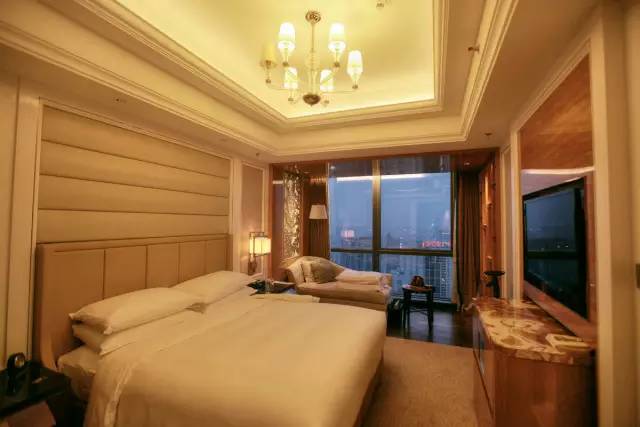 “她”这样被悦游宠爱了：营养餐、精华护理、360度造型服务、艺术中心畅游