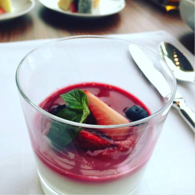 “她”这样被悦游宠爱了：营养餐、精华护理、360度造型服务、艺术中心畅游