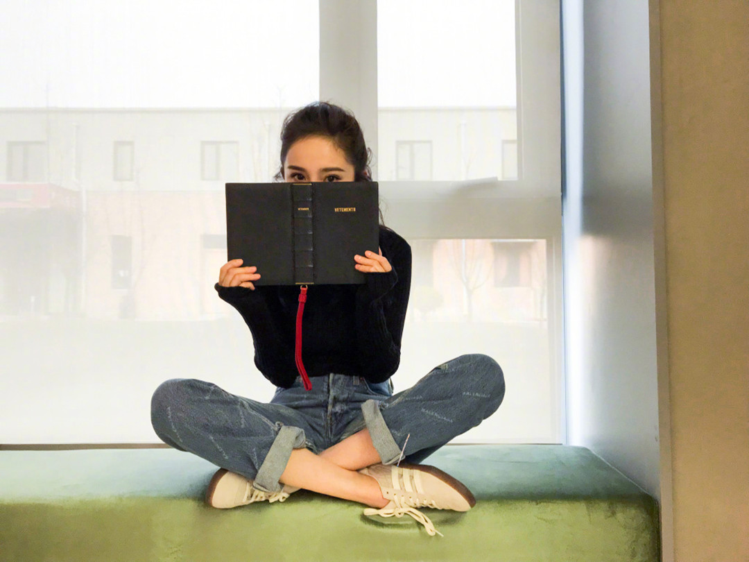 杨幂大方晒私服美照,杨幂晒照秀马甲