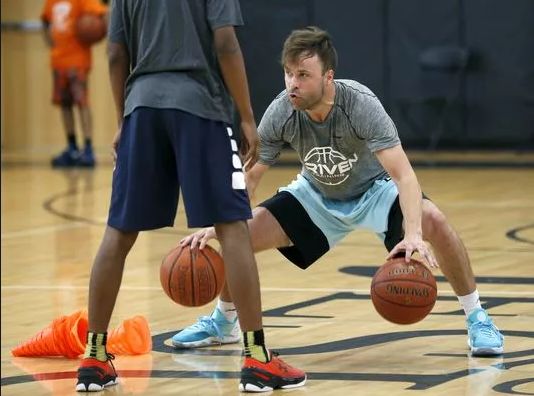 运球老不稳教学视频,感受极致的运球节奏库里过人技巧