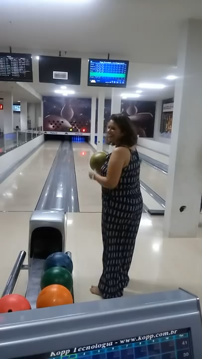 她是保龄球界的神奇女侠，一出手把显示器砸个窟窿