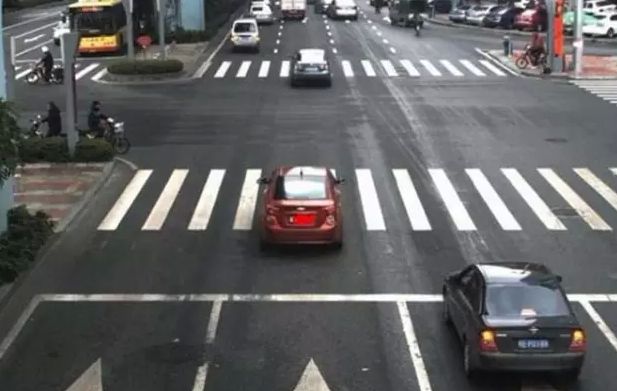 在交通规则中闯黄灯算违章吗,冲黄灯被拍违反信号灯能申诉吗