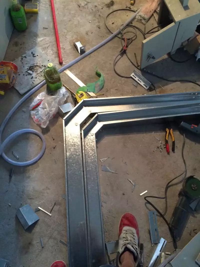 简单实用的桥架弯头做法,最简单的九十度桥架弯头制作方法