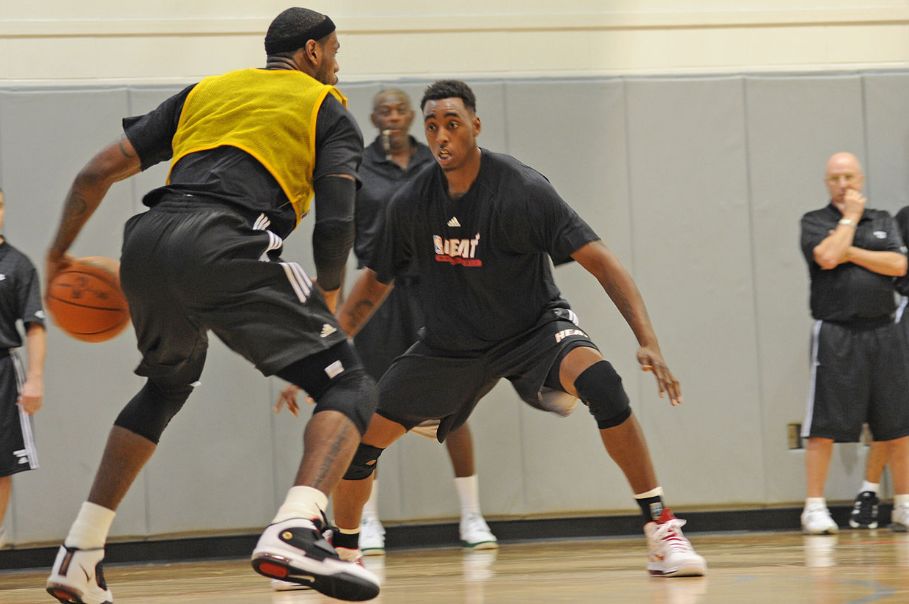 运球老不稳教学视频,感受极致的运球节奏库里过人技巧