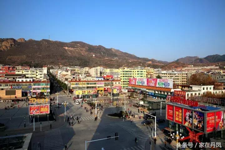 昨天晚上，大家都在广场抬头看一块屏幕！