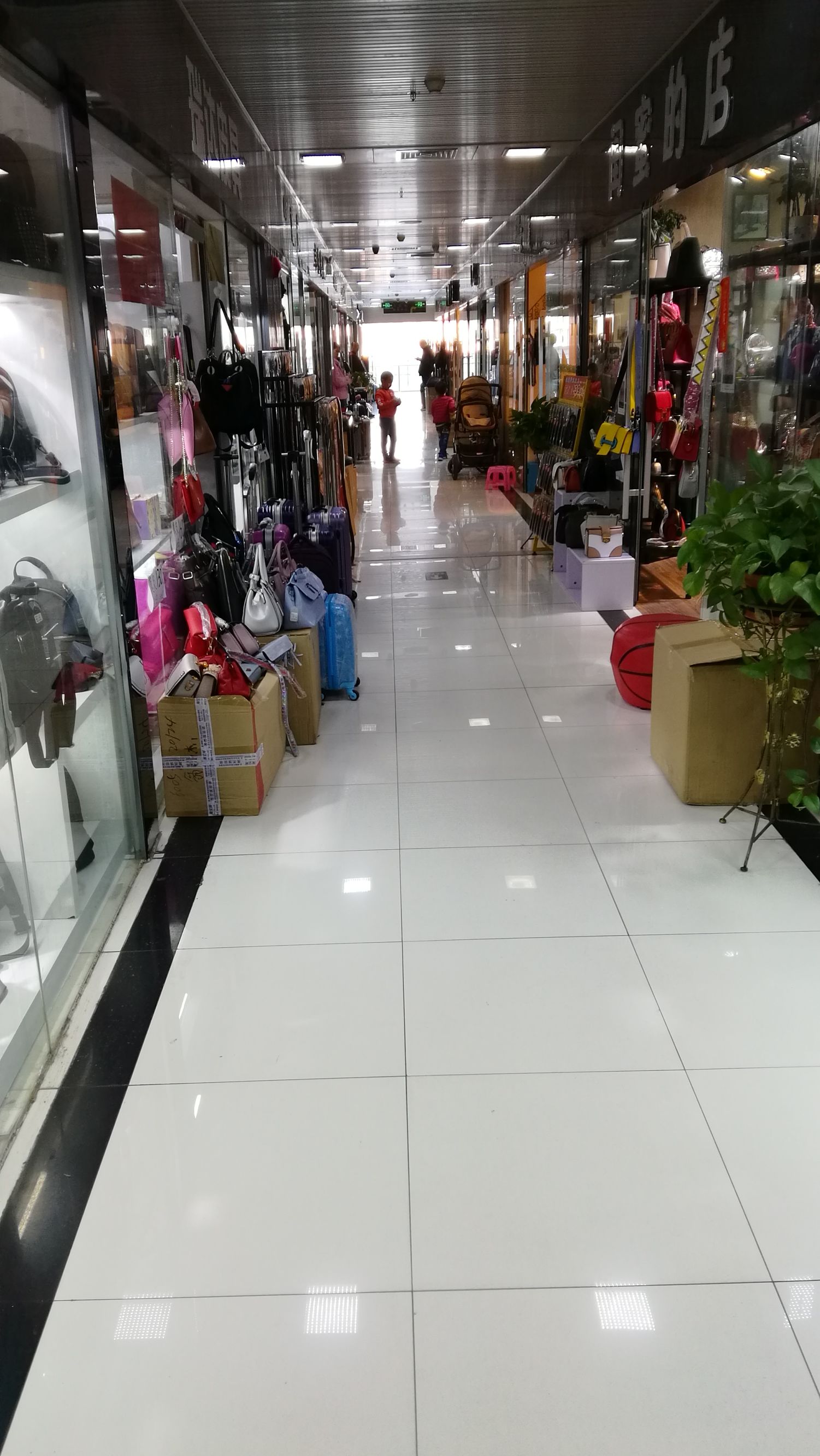 中国最大鞋服基地在哪里,中国最大的外贸服装批发市场