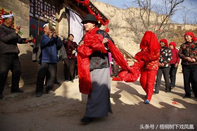 洞房新郎揭开新娘盖头流程,旧时洞房的习俗