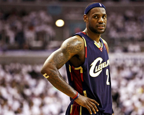 詹姆斯库里包揽近11年的8个总冠军,詹姆斯总篮板榜最新排名