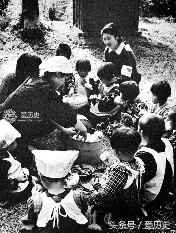 战时狂热的日本女子青年团把青春一心一意献给了侵略