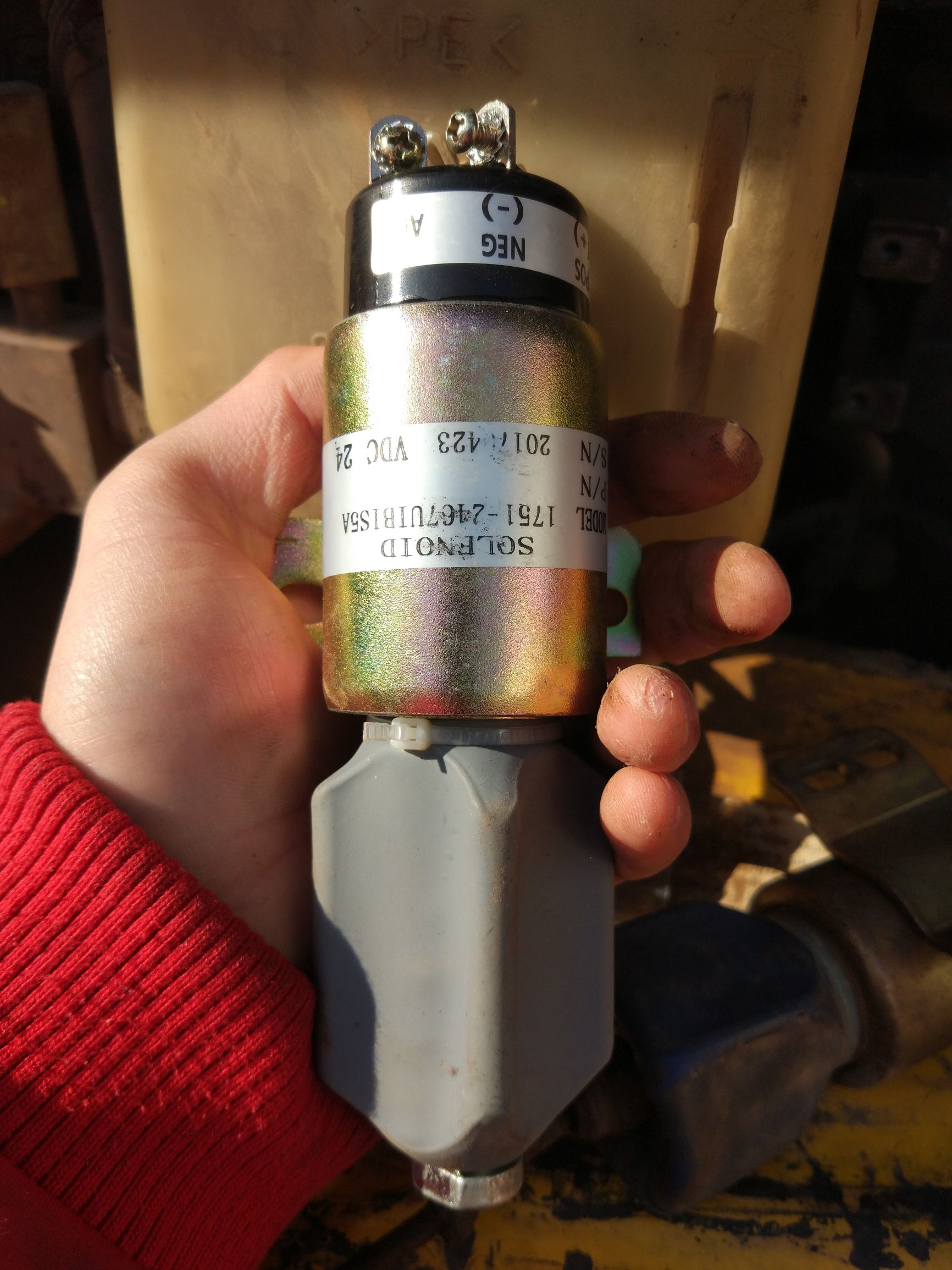 詹阳轮式挖掘机熄火电磁阀在哪,三线熄火电磁阀怎么接线