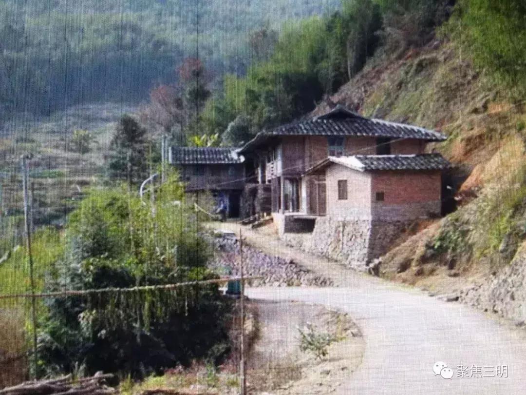 公安悬赏10万元看到此人立即报警,悬赏30万元看到这3个人马上报警