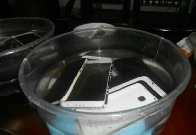 手机掉水里怎么办苹果,手机掉水里怎么办声音变小了