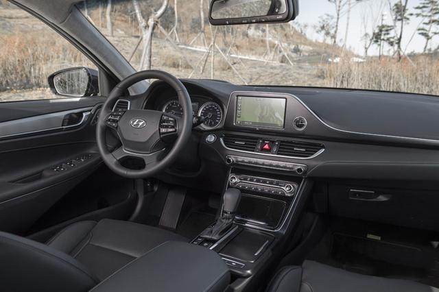 现代频繁出手,又推第六代雅尊,全装进口,是否真的是临死反扑