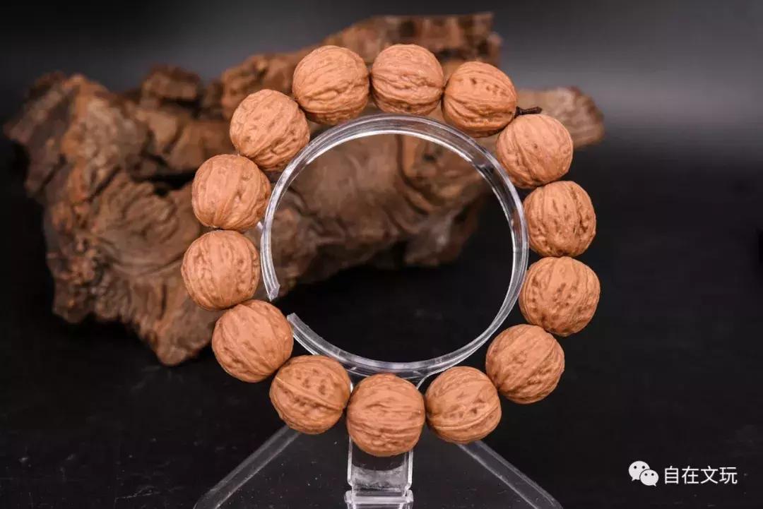 最火的小核桃手串的挑选全攻略,小核桃手串18颗佛头怎么挑选