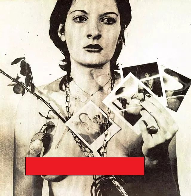 大庭广众之下赤身任人摆布，这个外国女人究竟在想什么？