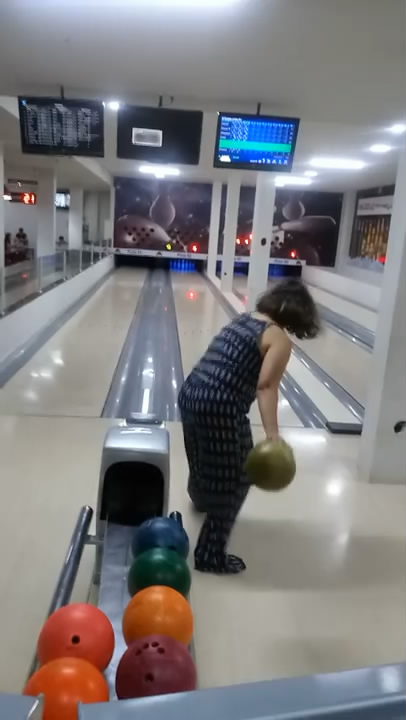 她是保龄球界的神奇女侠，一出手把显示器砸个窟窿