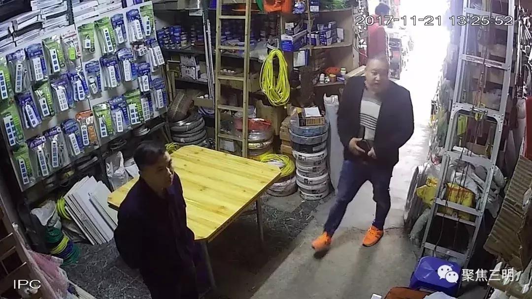 公安悬赏10万元看到此人立即报警,悬赏30万元看到这3个人马上报警