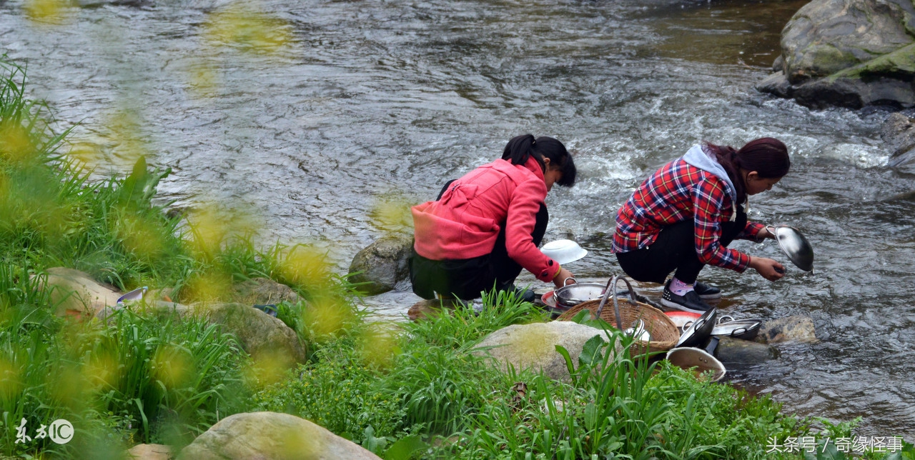 孩子满月,受我家多年恩惠的堂姐只送旧衣服,扔回去却挨了打