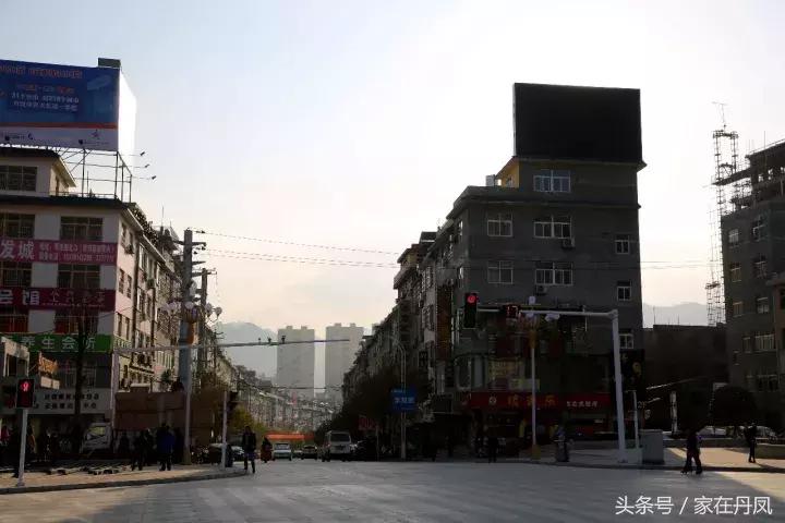 昨天晚上，大家都在广场抬头看一块屏幕！