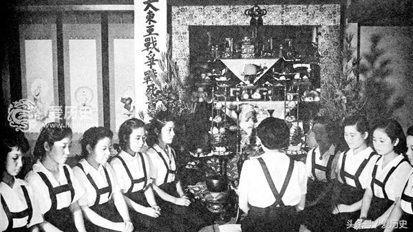 战时狂热的日本女子青年团把青春一心一意献给了侵略