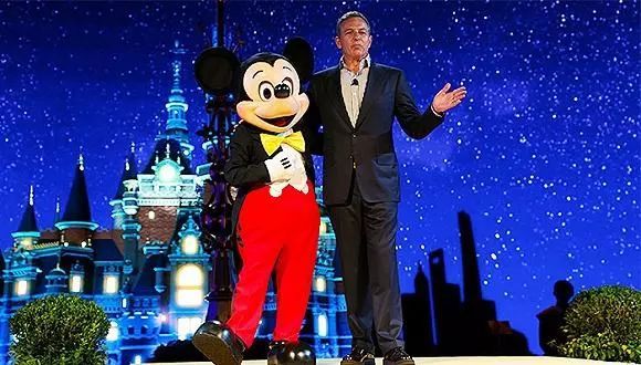 在争议中上位,却能买下“仇人”乔布斯口的公司