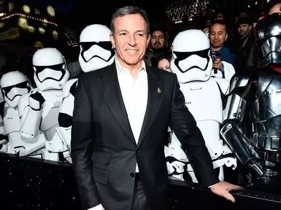 在争议中上位,却能买下“仇人”乔布斯口的公司