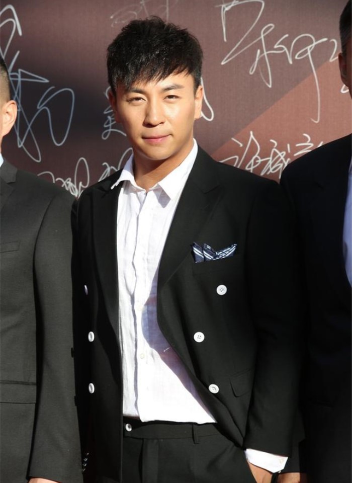 他曾被嘲笑长惨！瘦下帅过鹿晗！网友直呼：眉毛太抢镜呀！