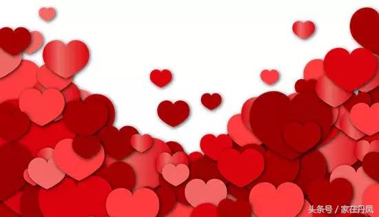 昨天晚上，大家都在广场抬头看一块屏幕！