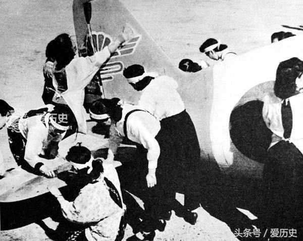 战时狂热的日本女子青年团把青春一心一意献给了侵略