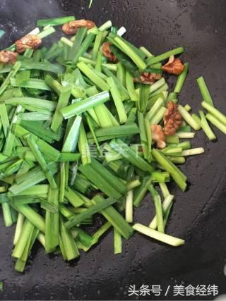 韭菜炒核桃的功效做法大全,韭菜炒核桃详细做法